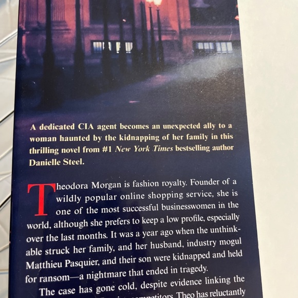 Suspects A novel by Danielle Steel and INSURGENT by Veronica Roth - Picture 8 of 8